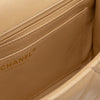 Beige Chanel Timeless Handtasche Single Flap Bag Medium Größe aus Lammleder Material mit goldener Hardware und schwarzer Trimm Zierborte Detail Innentasche