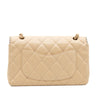 Beige Chanel Timeless Handtasche Single Flap Bag Medium Größe aus Lammleder Material mit goldener Hardware und schwarzer Trimm Zierborte Rückseite 