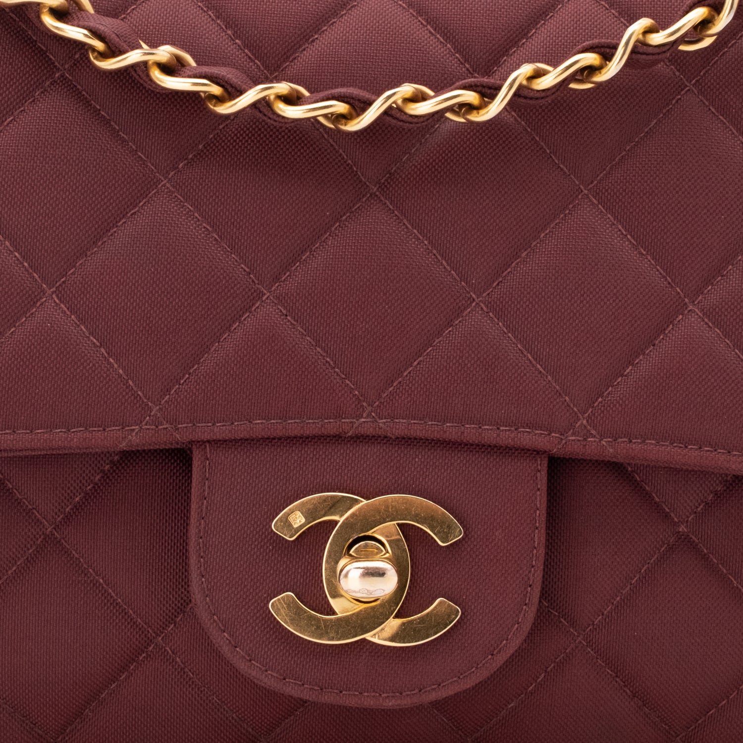 Weinrote Chanel Single Flap Bag in Medium Größe aus burgundy farbendem Jersey Material mit goldener Hardware CC Verschluss 