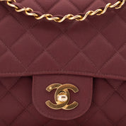 Weinrote Chanel Single Flap Bag in Medium Größe aus burgundy farbendem Jersey Material mit goldener Hardware CC Verschluss 
