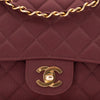 Weinrote Chanel Single Flap Bag in Medium Größe aus burgundy farbendem Jersey Material mit goldener Hardware CC Verschluss 