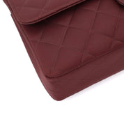 Weinrote Chanel Single Flap Bag in Medium Größe aus burgundy farbendem Jersey Material mit goldener Hardware