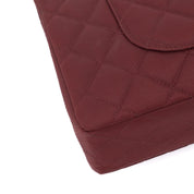 Weinrote Chanel Single Flap Bag in Medium Größe aus burgundy farbendem Jersey Material mit goldener Hardware
