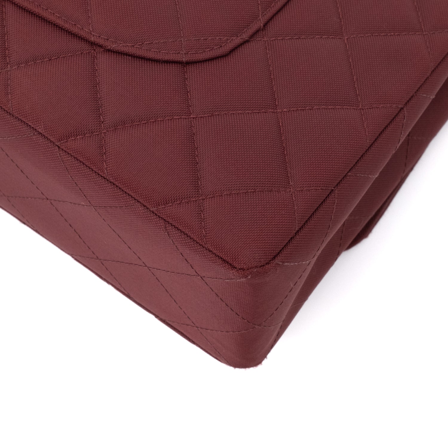 Weinrote Chanel Single Flap Bag in Medium Größe aus burgundy farbendem Jersey Material mit goldener Hardware