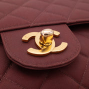 Weinrote Chanel Single Flap Bag in Medium Größe aus burgundy farbendem Jersey Material mit goldener Hardware