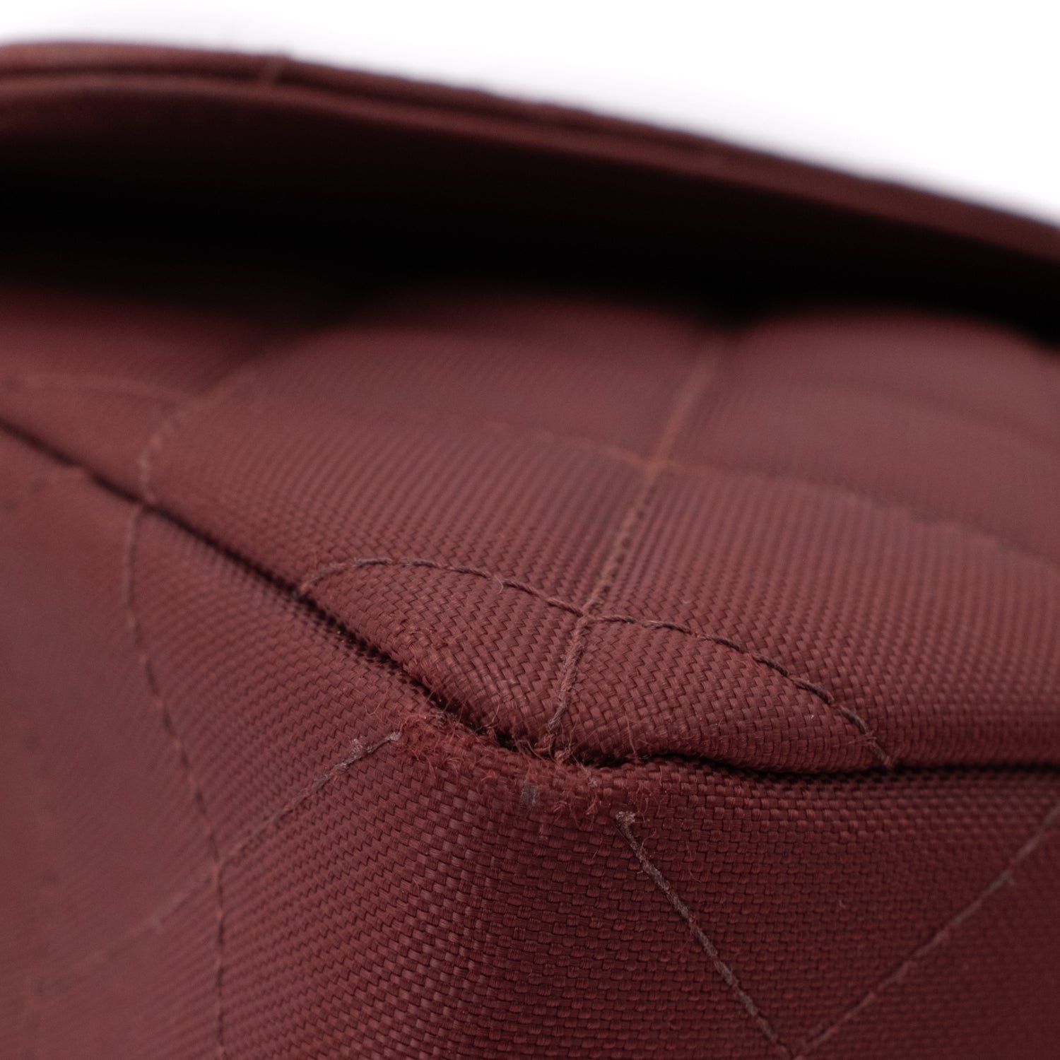 Weinrote Chanel Single Flap Bag in Medium Größe aus burgundy farbendem Jersey Material mit goldener Hardware