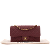 Weinrote Chanel Single Flap Bag in Medium Größe aus burgundy farbendem Jersey Material mit goldener Hardware Lieferumfang 