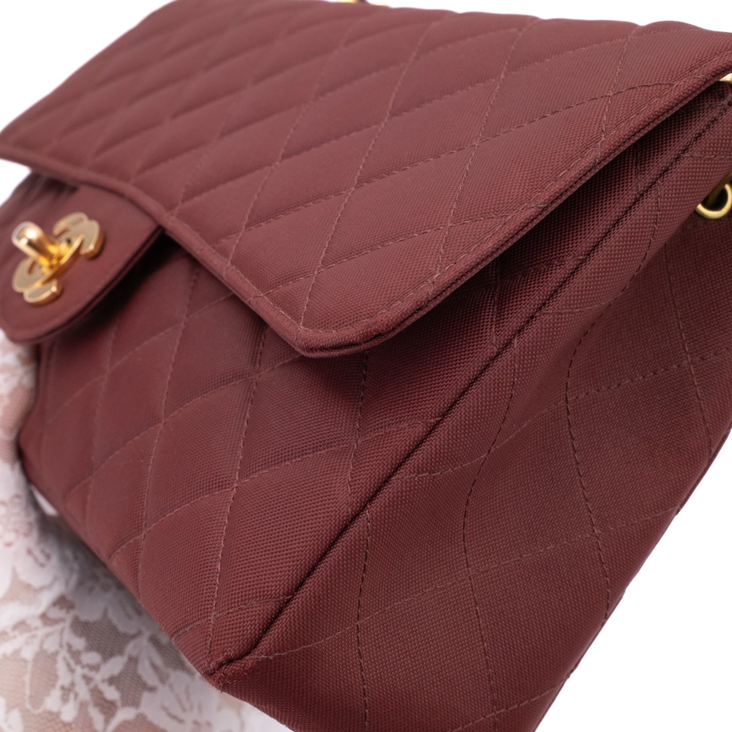 Weinrote Chanel Single Flap Bag in Medium Größe aus burgundy farbendem Jersey Material mit goldener Hardware