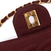 Weinrote Chanel Single Flap Bag in Medium Größe aus burgundy farbendem Jersey Material mit goldener Hardware