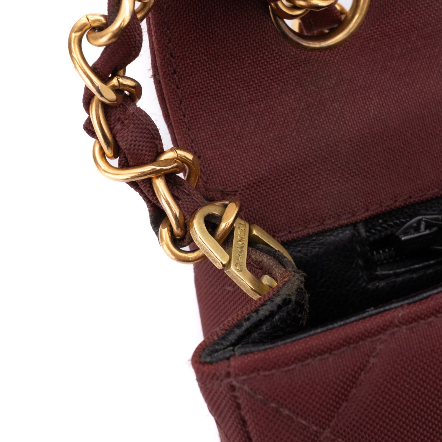 Weinrote Chanel Single Flap Bag in Medium Größe aus burgundy farbendem Jersey Material mit goldener Hardware