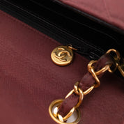 Weinrote Chanel Single Flap Bag in Medium Größe aus burgundy farbendem Jersey Material mit goldener Hardware