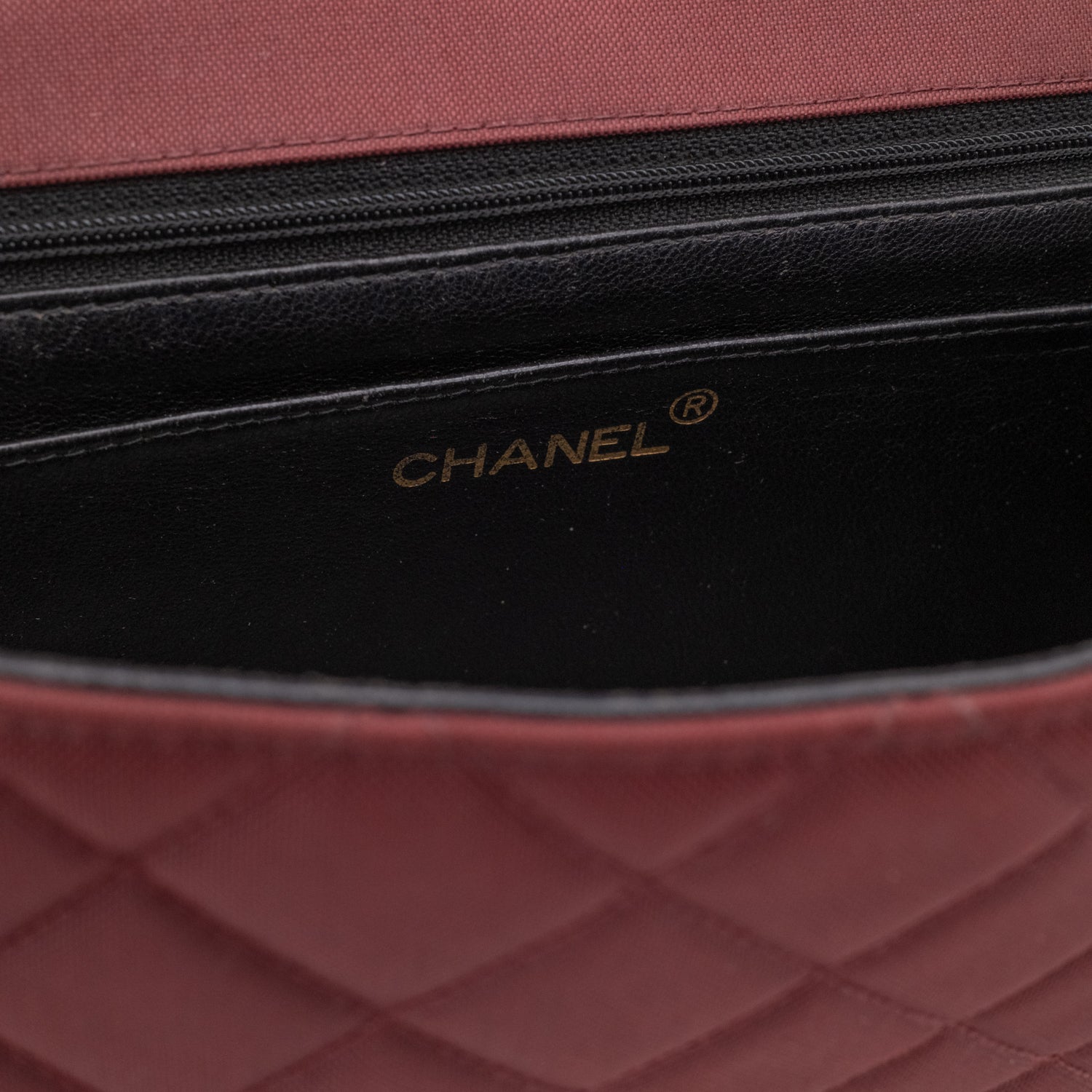 Weinrote Chanel Single Flap Bag in Medium Größe aus burgundy farbendem Jersey Material mit goldener Hardware