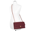 Weinrote Chanel Single Flap Bag in Medium Größe aus burgundy farbendem Jersey Material mit goldener Hardware Tragebild