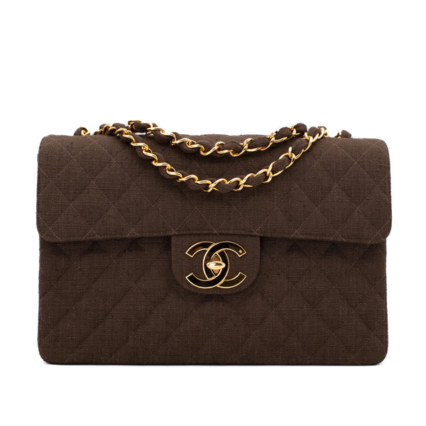 Vintage Chanel Classic Timeless Single Flap Bag in Jumbo Maxi Größe aus braunem Leinen Canvas Material mit goldener Hardware Vorderansicht