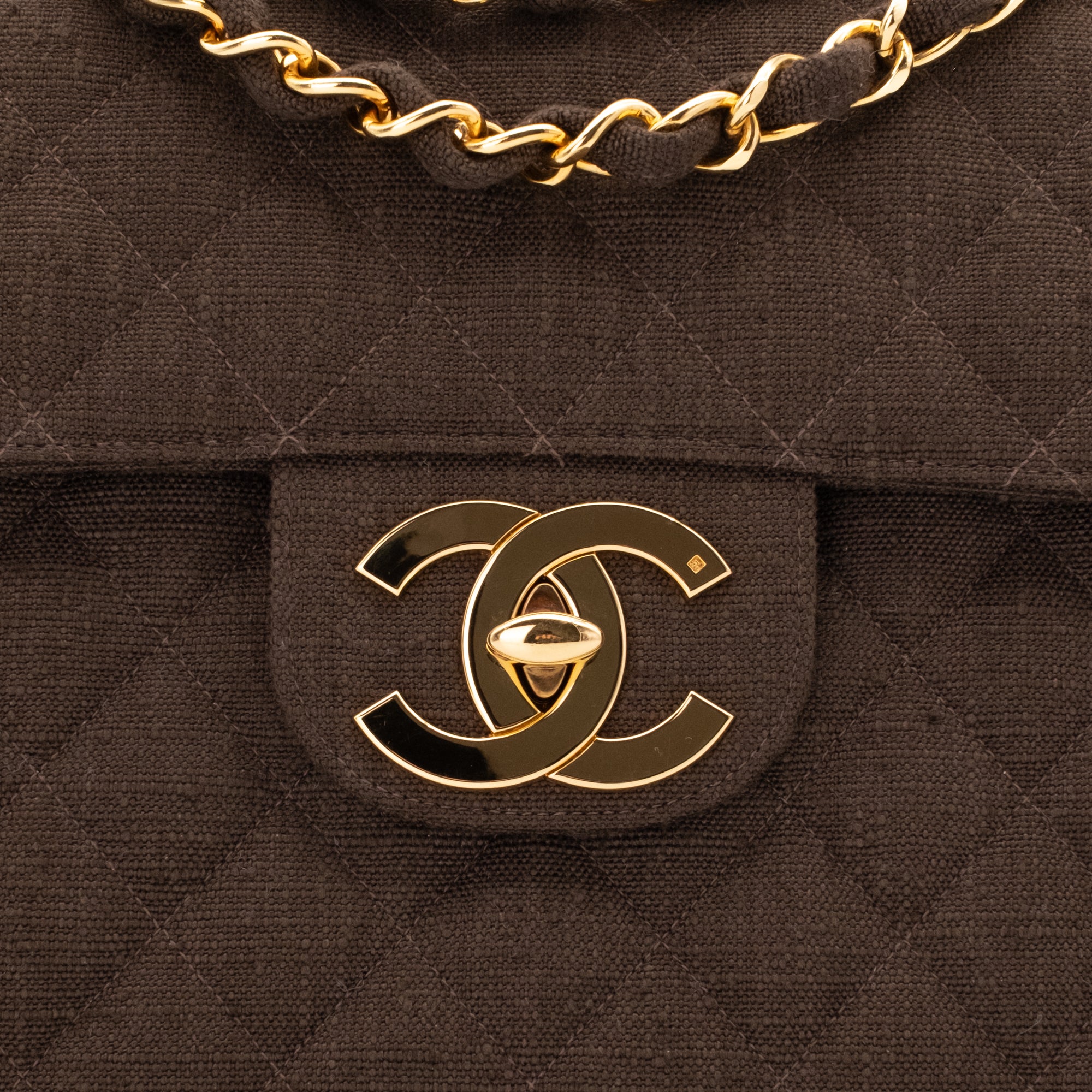 Vintage Chanel Classic Timeless Single Flap Bag in Jumbo Maxi Größe aus braunem Leinen Canvas Material mit goldener Hardware CC Verschluss