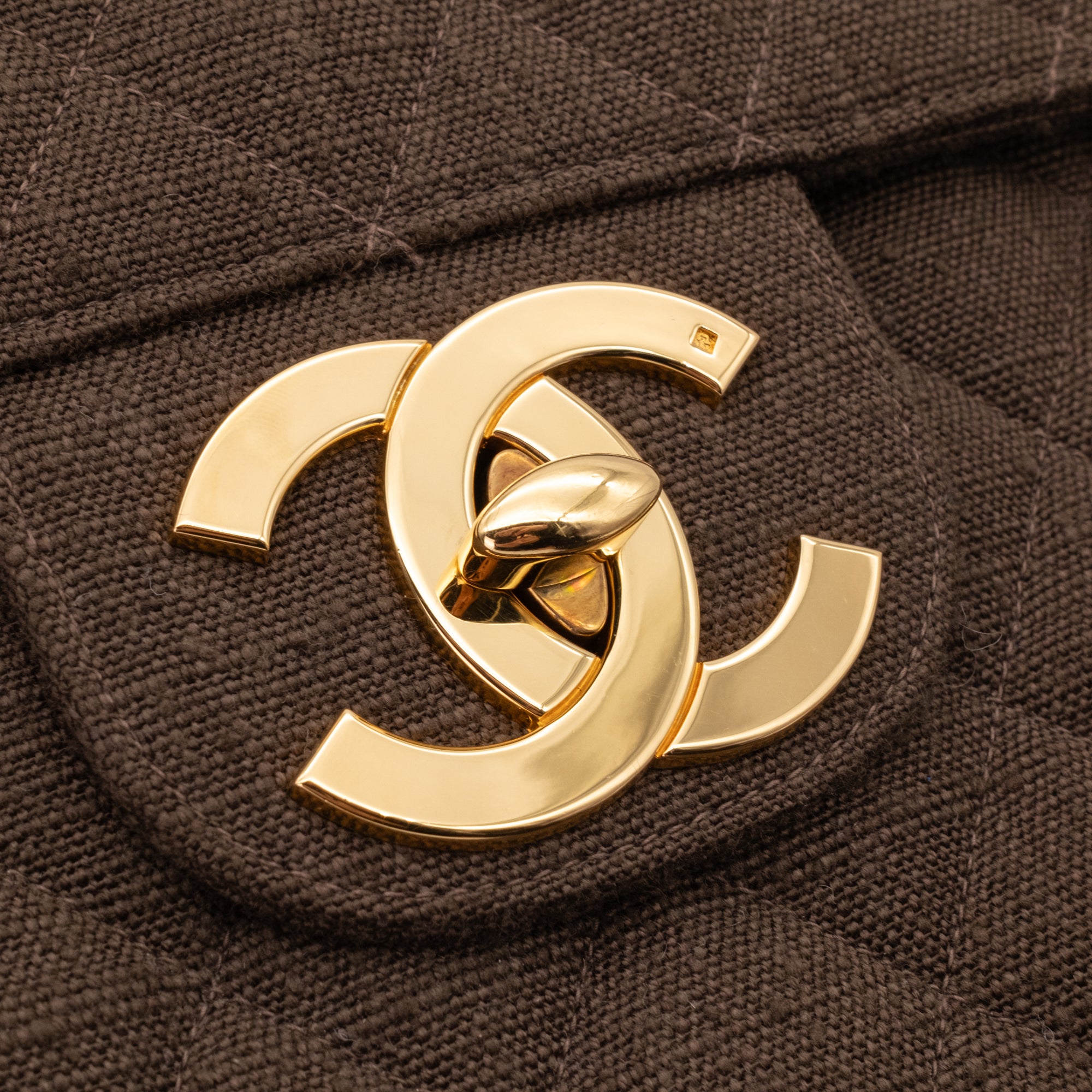 Vintage Chanel Classic Timeless Single Flap Bag in Jumbo Maxi Größe aus braunem Leinen Canvas Material mit goldener Hardware CC Lock