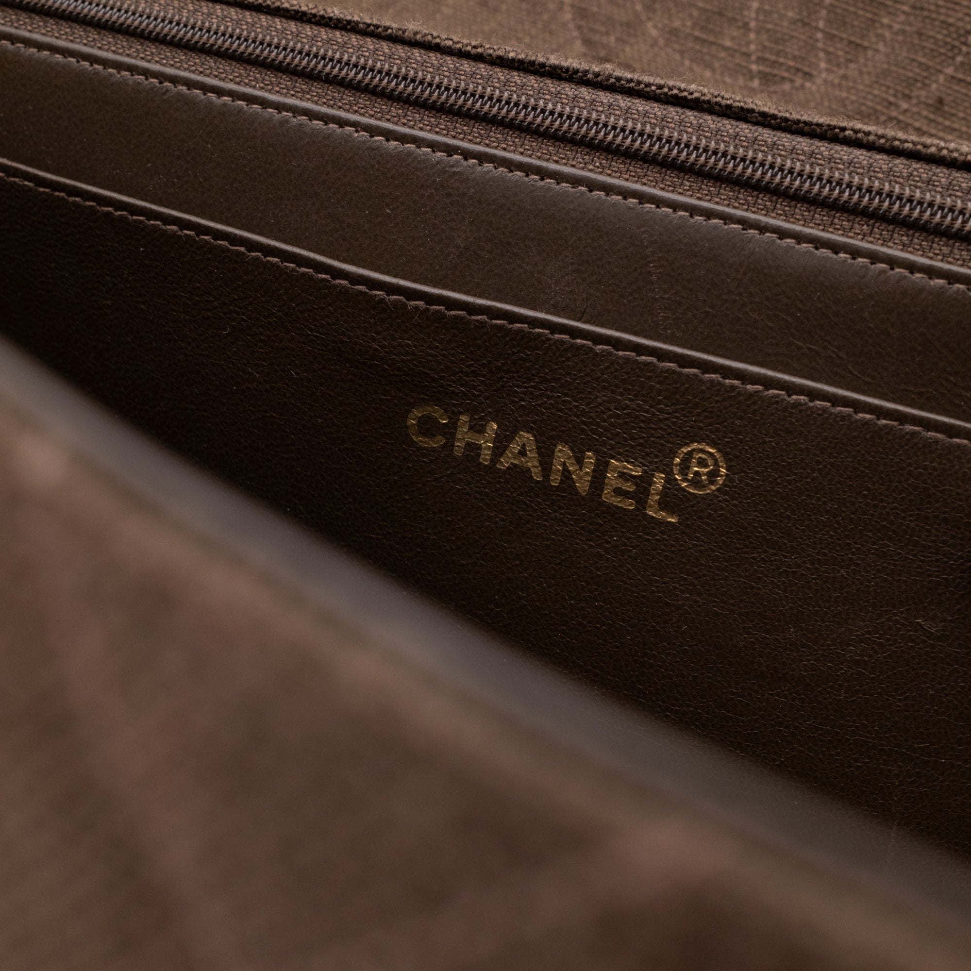 Vintage Chanel Classic Timeless Single Flap Bag in Jumbo Maxi Größe aus braunem Leinen Canvas Material mit goldener Hardware