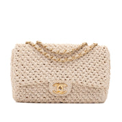 Creme Chanel Classic Timeless Single Flap Bag in Medium Größe aus Raffia Crochet Häkeln Material mit antik goldener Hardware Vorderansicht 