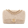 Creme Chanel Classic Timeless Single Flap Bag in Medium Größe aus Raffia Crochet Häkeln Material mit antik goldener Hardware Vorderansicht 