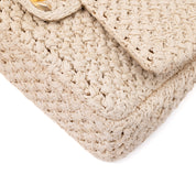 Creme Chanel Classic Timeless Single Flap Bag in Medium Größe aus Raffia Crochet Häkeln Material mit antik goldener Hardware
