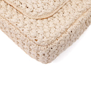 Creme Chanel Classic Timeless Single Flap Bag in Medium Größe aus Raffia Crochet Häkeln Material mit antik goldener Hardware