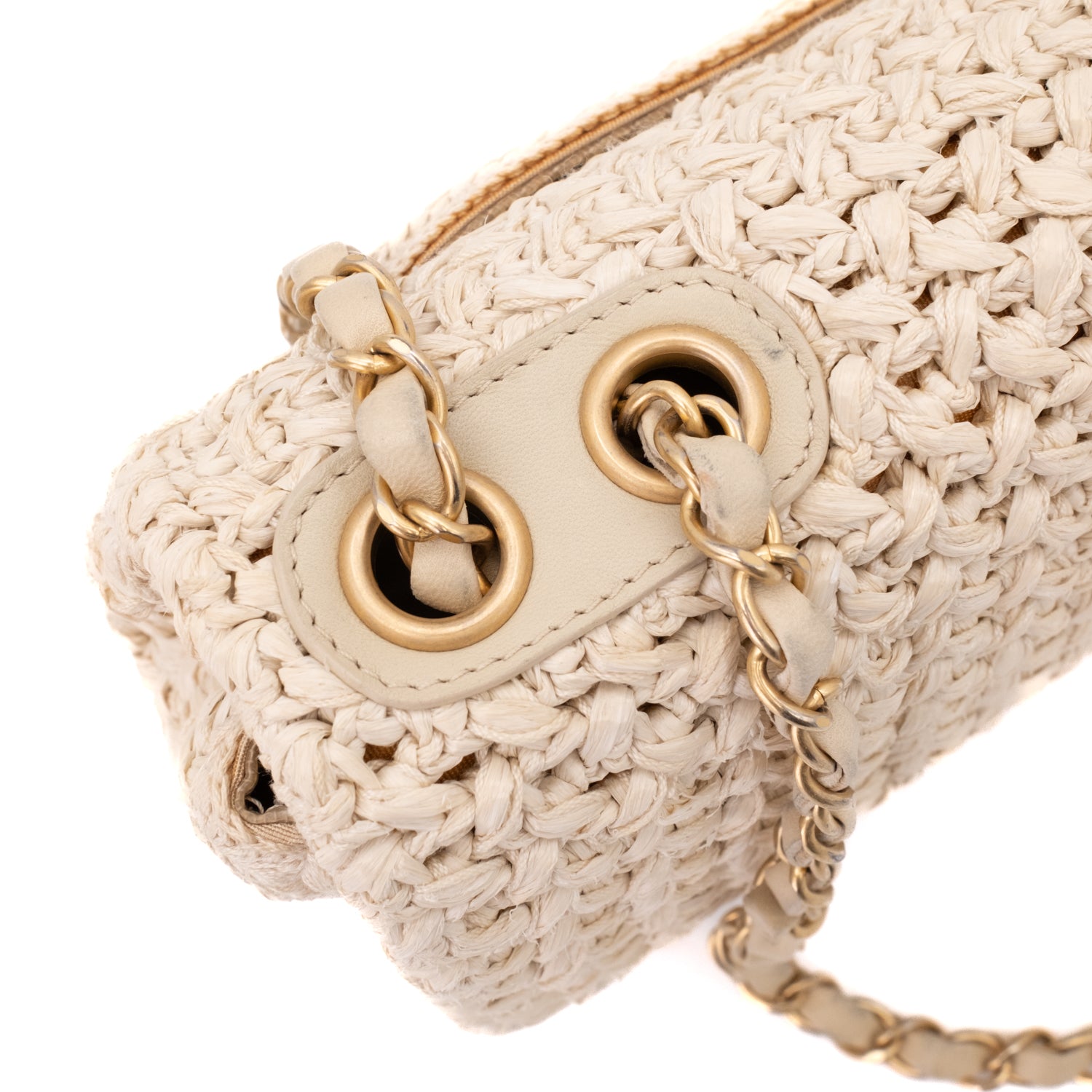 Creme Chanel Classic Timeless Single Flap Bag in Medium Größe aus Raffia Crochet Häkeln Material mit antik goldener Hardware