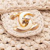 Creme Chanel Classic Timeless Single Flap Bag in Medium Größe aus Raffia Crochet Häkeln Material mit antik goldener Hardware
