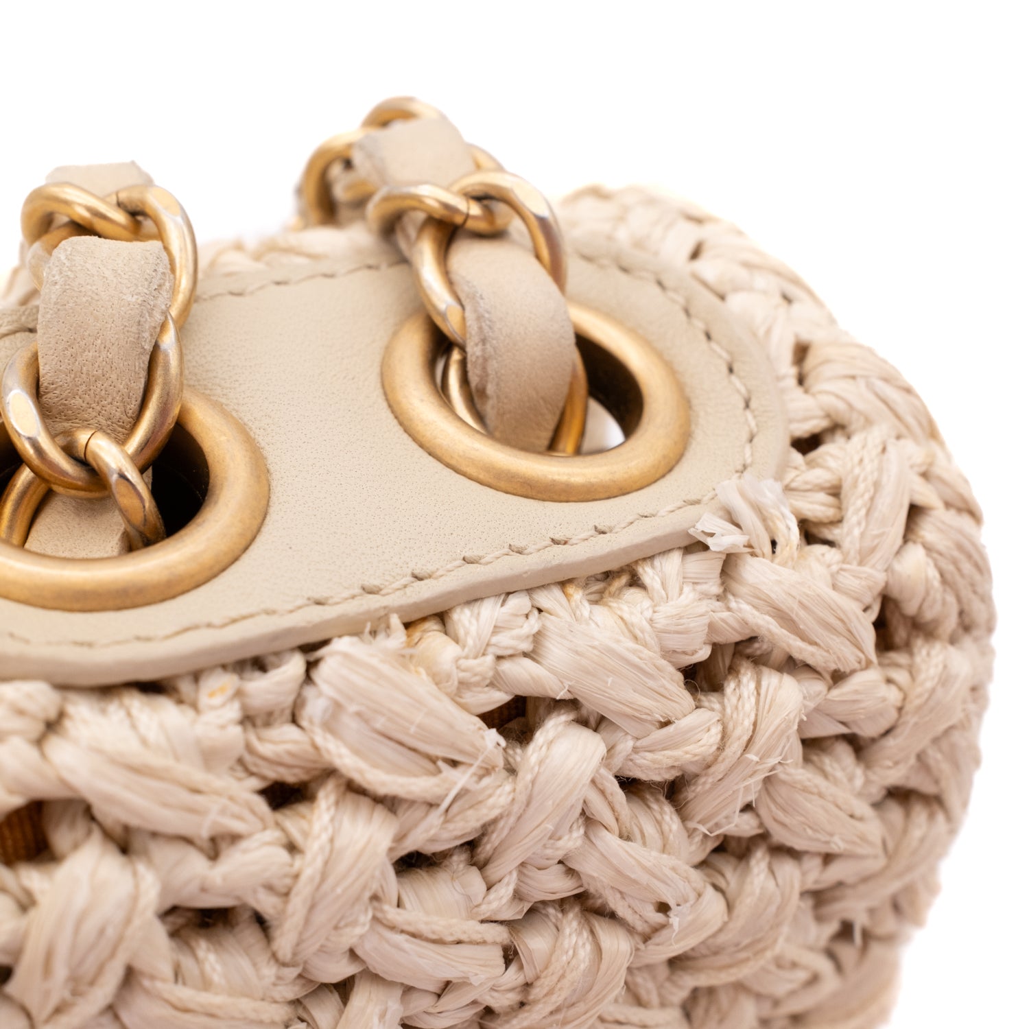 Creme Chanel Classic Timeless Single Flap Bag in Medium Größe aus Raffia Crochet Häkeln Material mit antik goldener Hardware