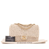 Creme Chanel Classic Timeless Single Flap Bag in Medium Größe aus Raffia Crochet Häkeln Material mit antik goldener Hardware Lieferumfang
