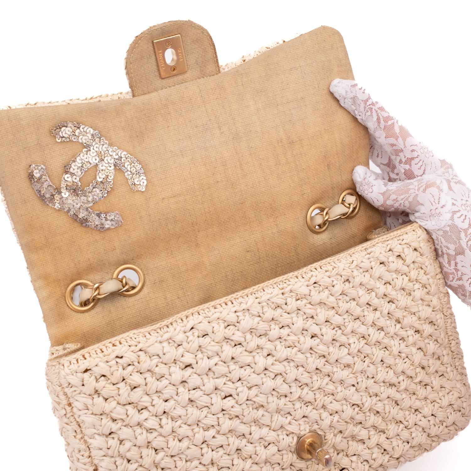 Creme Chanel Classic Timeless Single Flap Bag in Medium Größe aus Raffia Crochet Häkeln Material mit antik goldener Hardware