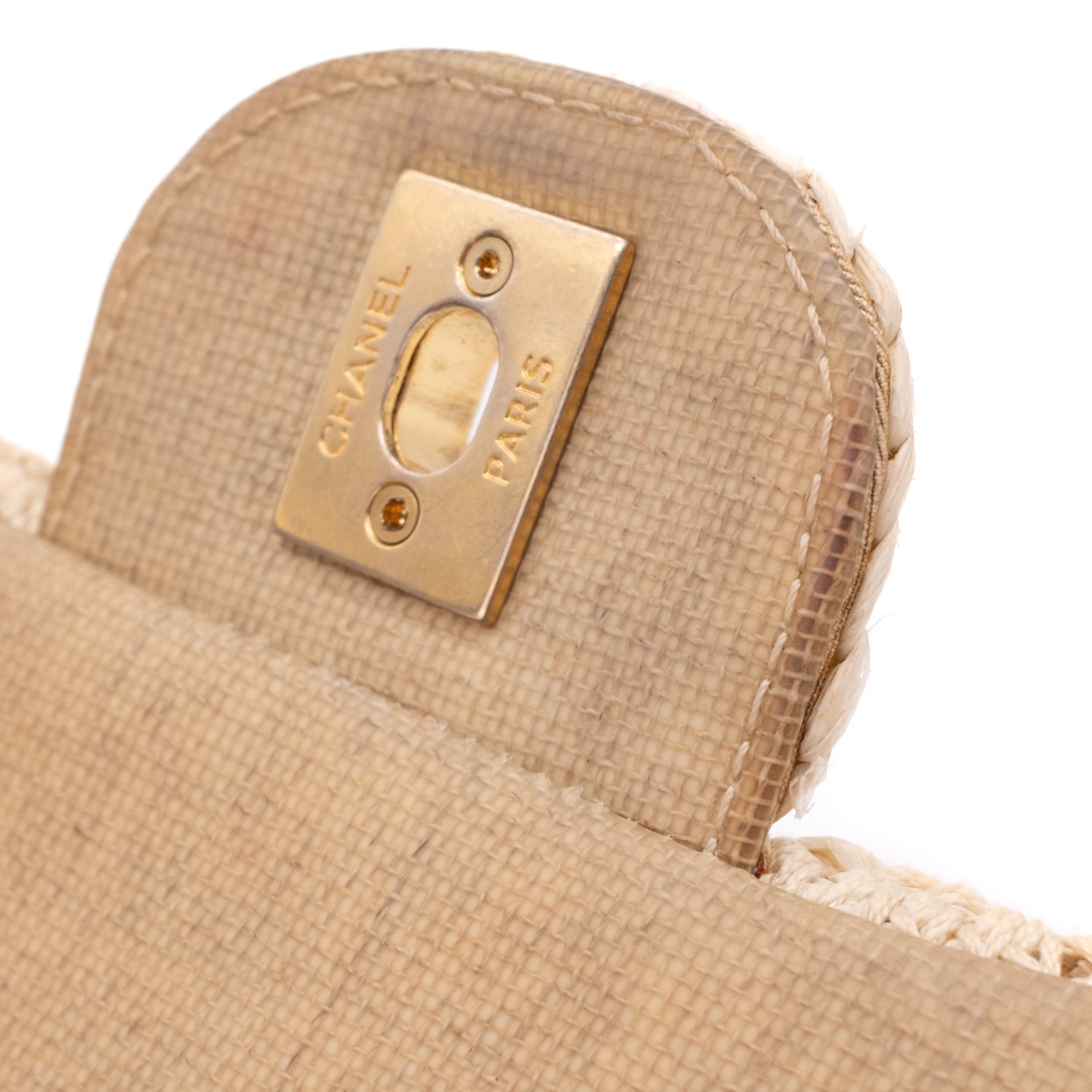 Creme Chanel Classic Timeless Single Flap Bag in Medium Größe aus Raffia Crochet Häkeln Material mit antik goldener Hardware