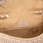 Creme Chanel Classic Timeless Single Flap Bag in Medium Größe aus Raffia Crochet Häkeln Material mit antik goldener Hardware