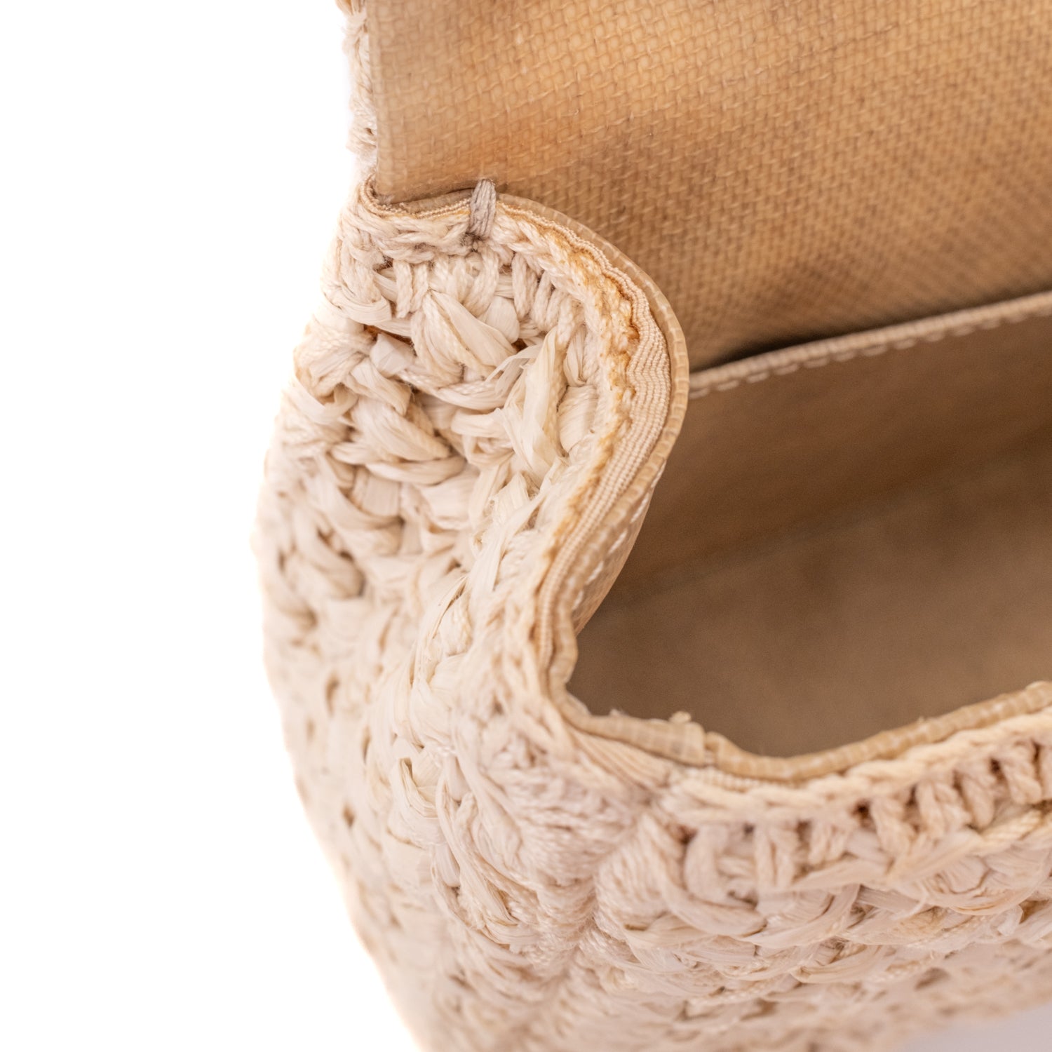 Creme Chanel Classic Timeless Single Flap Bag in Medium Größe aus Raffia Crochet Häkeln Material mit antik goldener Hardware