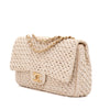 Creme Chanel Classic Timeless Single Flap Bag in Medium Größe aus Raffia Crochet Häkeln Material mit antik goldener Hardware