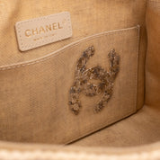 Creme Chanel Classic Timeless Single Flap Bag in Medium Größe aus Raffia Crochet Häkeln Material mit antik goldener Hardware