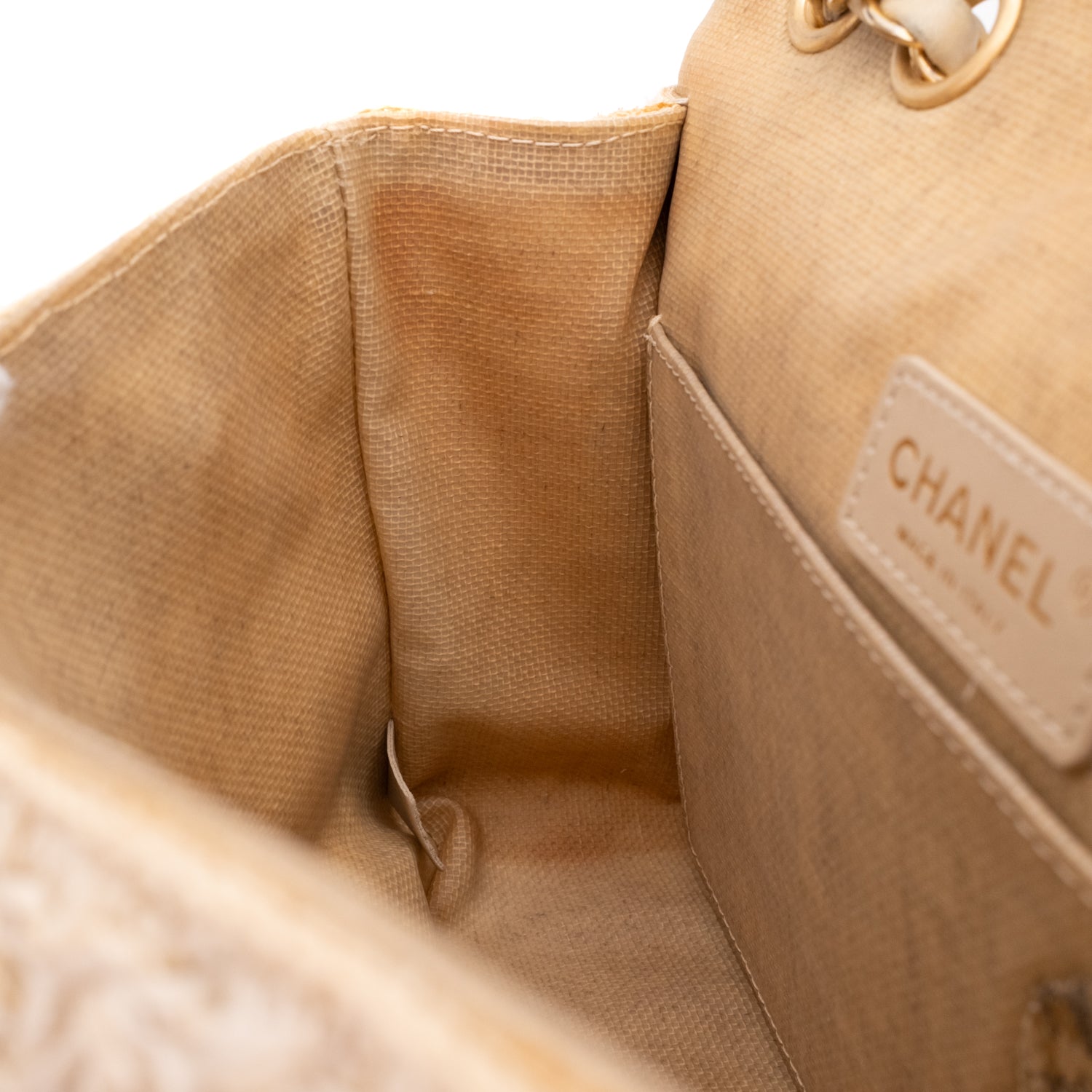 Creme Chanel Classic Timeless Single Flap Bag in Medium Größe aus Raffia Crochet Häkeln Material mit antik goldener Hardware