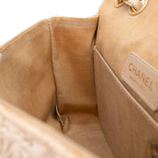 Creme Chanel Classic Timeless Single Flap Bag in Medium Größe aus Raffia Crochet Häkeln Material mit antik goldener Hardware