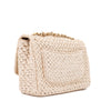 Creme Chanel Classic Timeless Single Flap Bag in Medium Größe aus Raffia Crochet Häkeln Material mit antik goldener Hardware