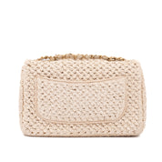 Creme Chanel Classic Timeless Single Flap Bag in Medium Größe aus Raffia Crochet Häkeln Material mit antik goldener Hardware