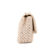 Creme Chanel Classic Timeless Single Flap Bag in Medium Größe aus Raffia Crochet Häkeln Material mit antik goldener Hardware