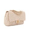Creme Chanel Classic Timeless Single Flap Bag in Medium Größe aus Raffia Crochet Häkeln Material mit antik goldener Hardware