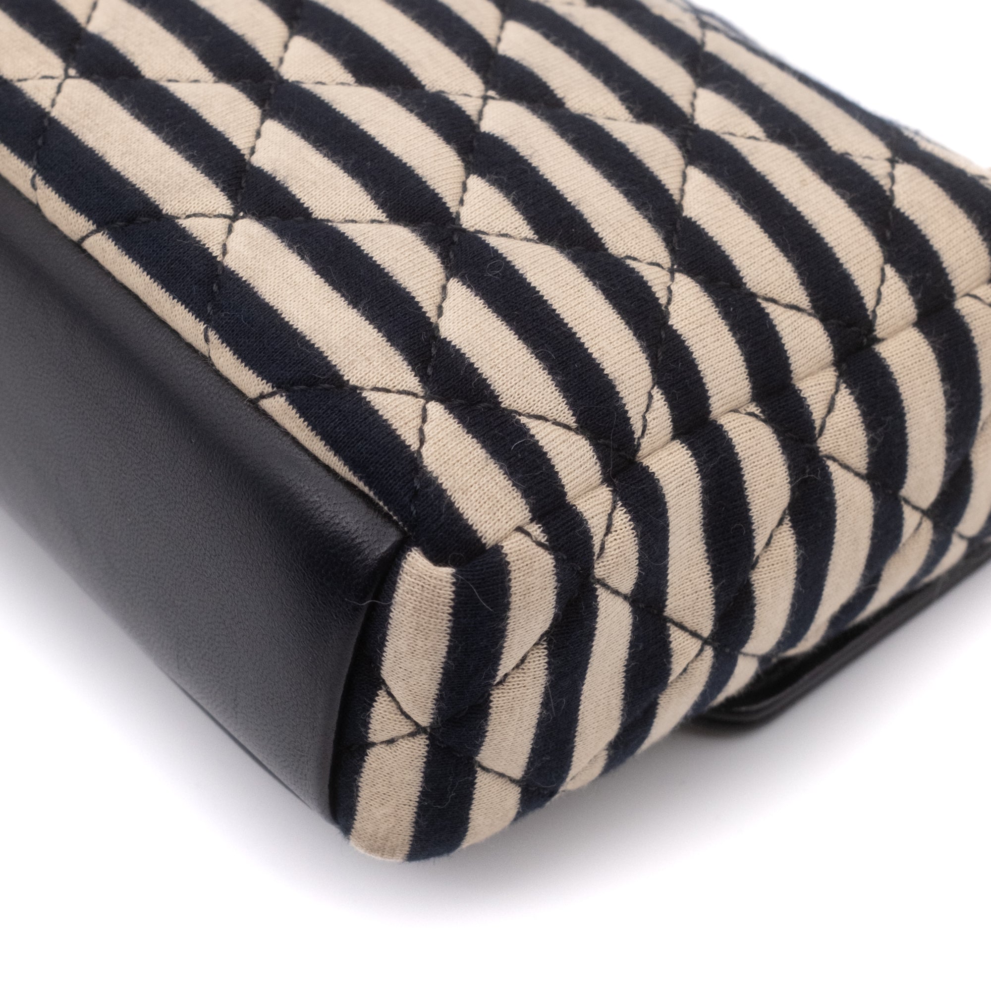 Gestreifte Chanel Timeless Handtasche Single Flap in Dunkelblau und Creme in Small Größe mit goldener Hardware Detail Ecken rechts hinten