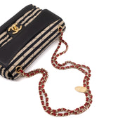 Gestreifte Chanel Timeless Handtasche Single Flap in Dunkelblau und Creme in Small Größe mit goldener Hardware Liegend