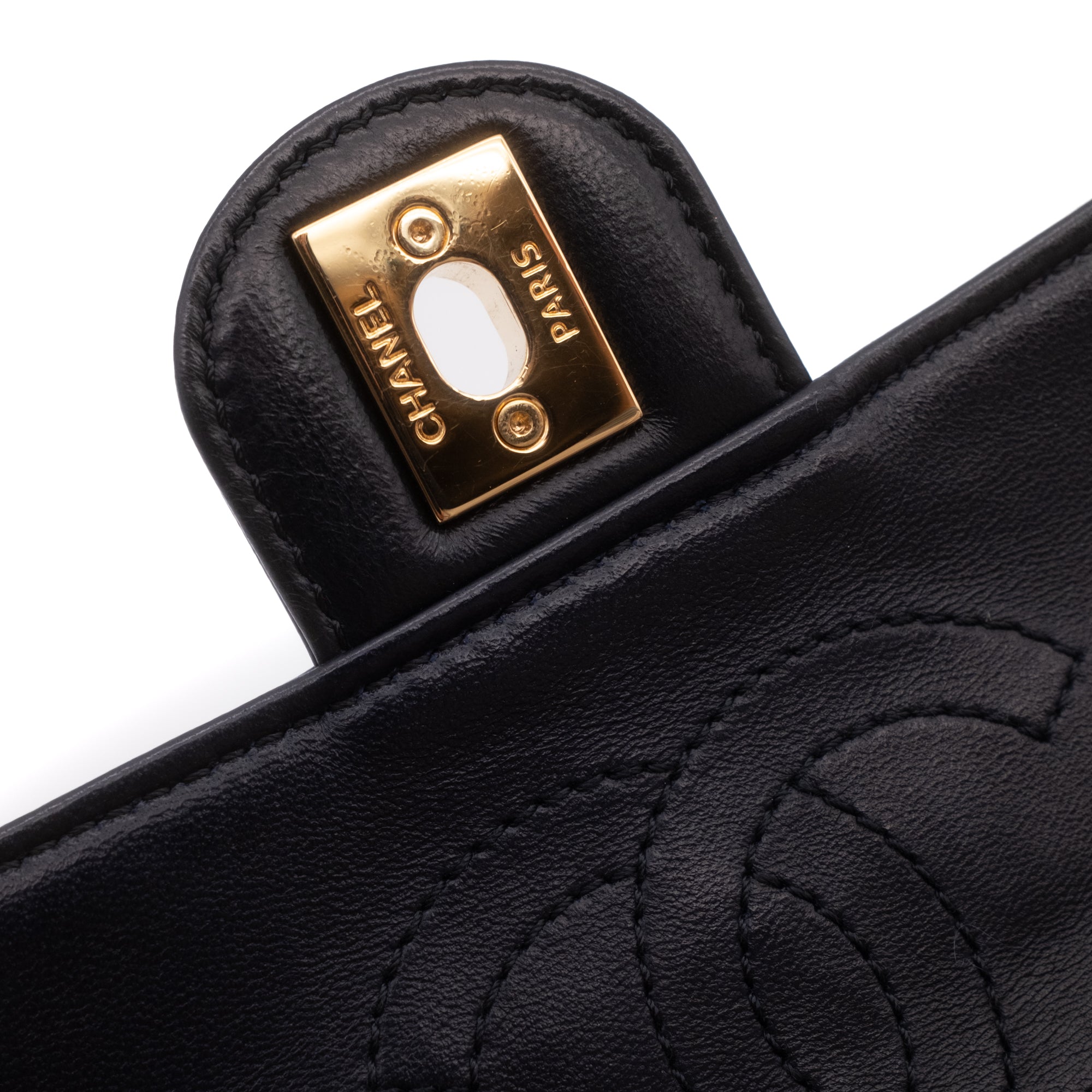 Gestreifte Chanel Timeless Handtasche Single Flap in Dunkelblau und Creme in Small Größe mit goldener Hardware Detail Hardware innen