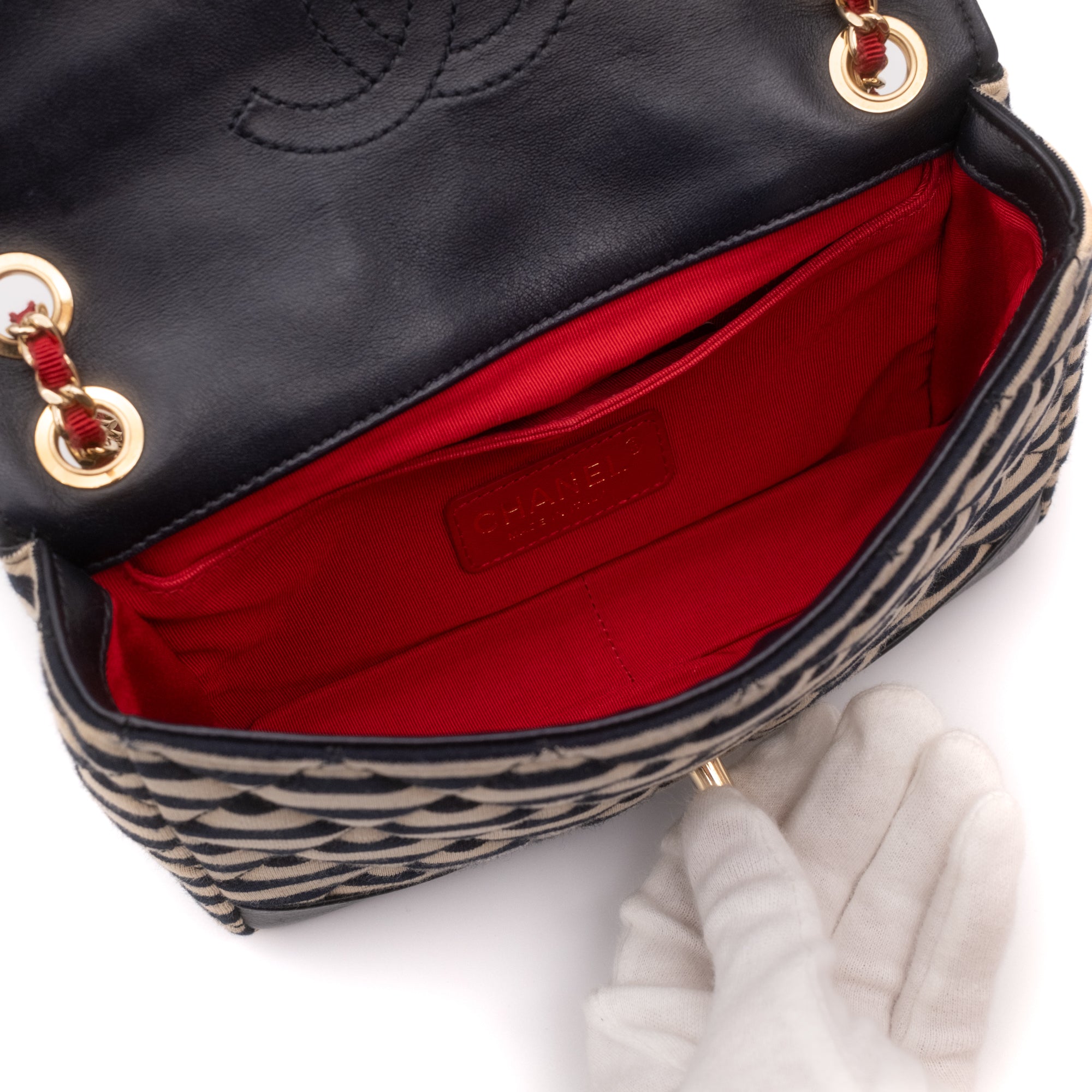 Gestreifte Chanel Timeless Handtasche Single Flap in Dunkelblau und Creme in Small Größe mit goldener Hardware Detail Innenraum