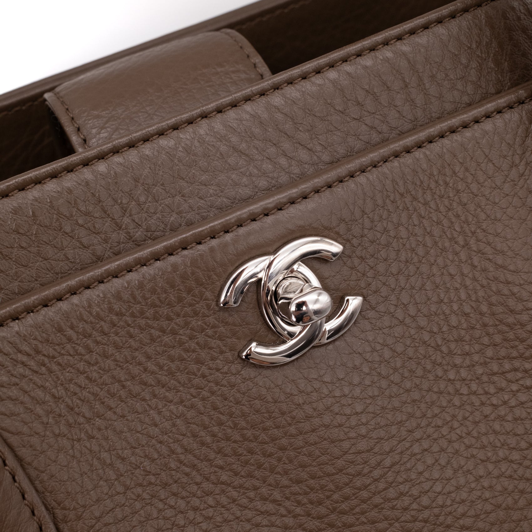 Chanel Cerf Executive Shopper Bag Medium Taupe Braun SHW