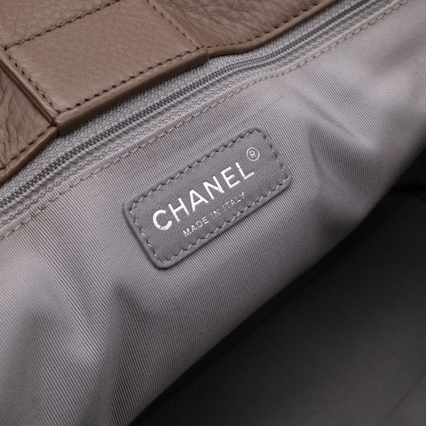 Chanel Cerf Executive Shopper Bag Medium Taupe Braun SHW