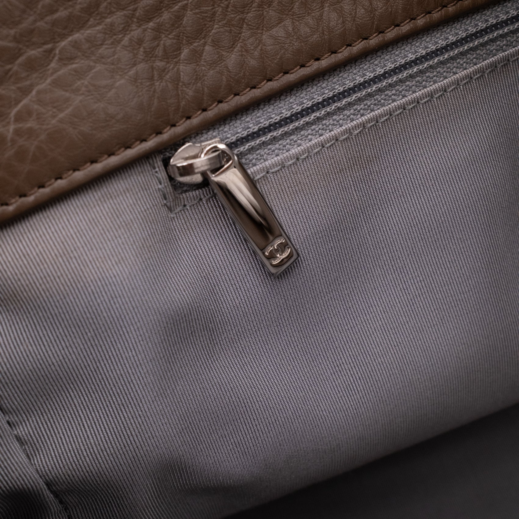 Chanel Cerf Executive Shopper Bag Medium Taupe Braun SHW