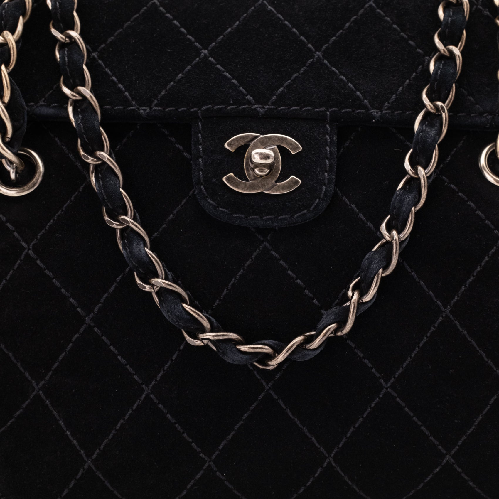 Vintage Chanel Single Flap Schultertasche aus schwarzem Velourleder mit antikgoldener Hardware Schließe
