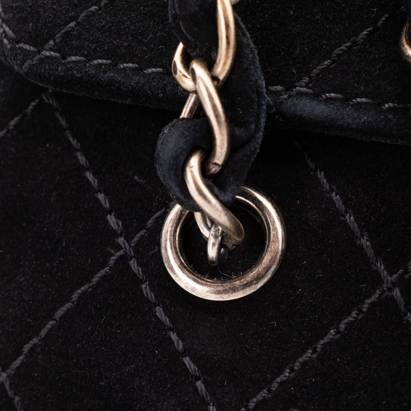 Vintage Chanel Single Flap Schultertasche aus schwarzem Velourleder mit antikgoldener Hardware Nahansicht der Ösen